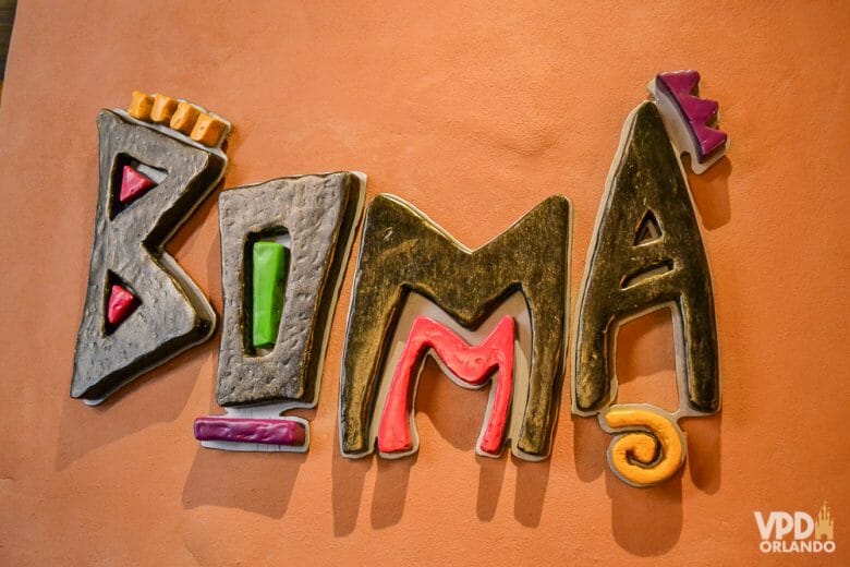 A entrada do Boma no Animal Kingdom Lodge. Foto da entrada do Boma, com o nome do restaurante na parede em letras com detalhes coloridos.