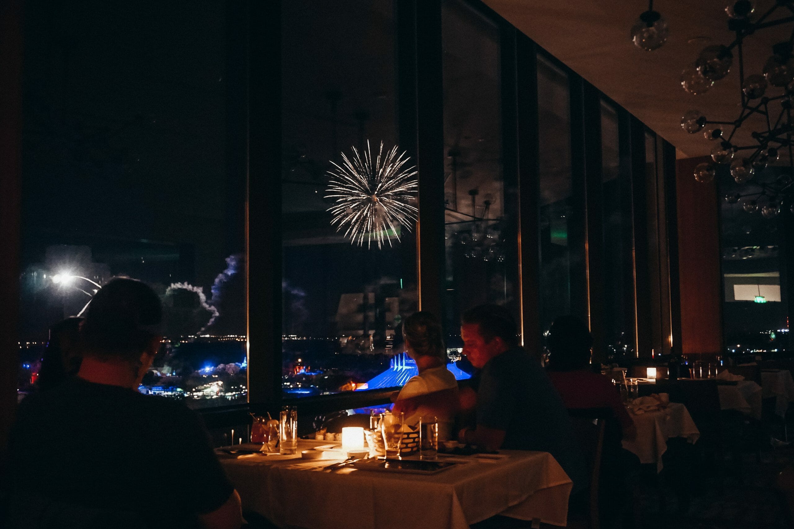 Foto da vista para os fogos no California Grill, restaurante do Contemporary Resort, com suas janelas amplas