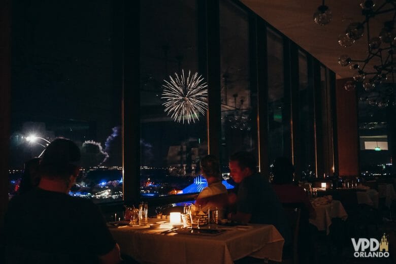A vista pros fogos de um dos melhores restaurantes de Orlando, o California Grill. Foto da vista para os fogos no California Grill, restaurante do Contemporary Resort, com suas janelas amplas 