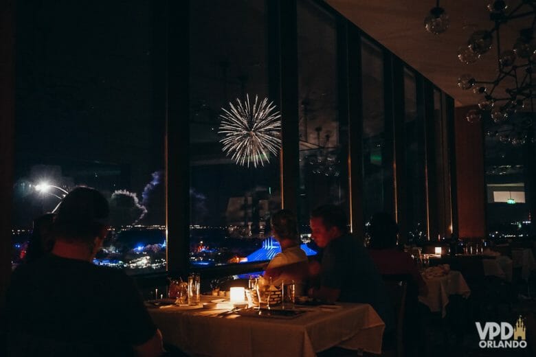 A vista pros fogos de um dos melhores restaurantes de Orlando, o California Grill. Foto da vista para os fogos no California Grill, restaurante do Contemporary Resort, com suas janelas amplas 