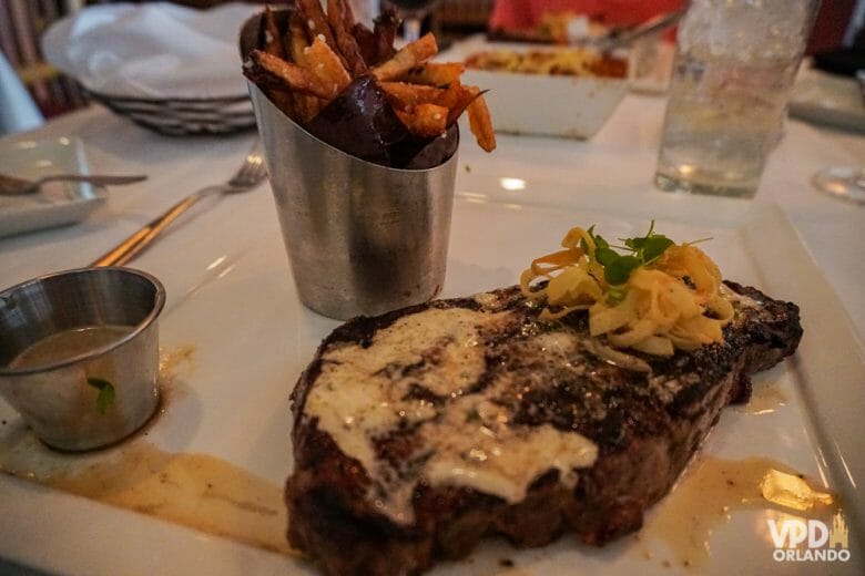 O Yachtsman Steakhouse é um daqueles restaurantes pra quem gosta de carne! Foto do prato no Yachtsman Steakhouse, com uma carne coberta com molho e batatas ao lado. 