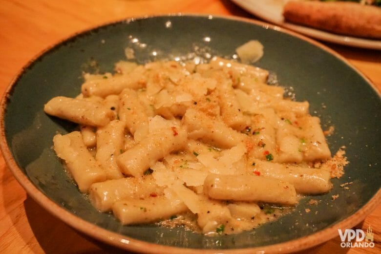 Restaurantes são sempre uma programação importante no meu roteiro! Foto de um prato com um penne com queijo em cima 