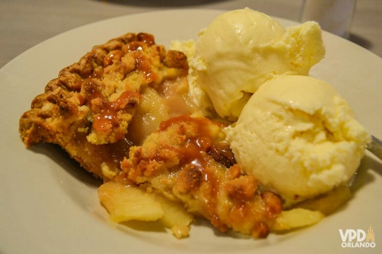 A melhor torta de maçã! hummmm. Foto do prato com a torta de maçã do Perkins, coberta por 2 bolas de sorvete 