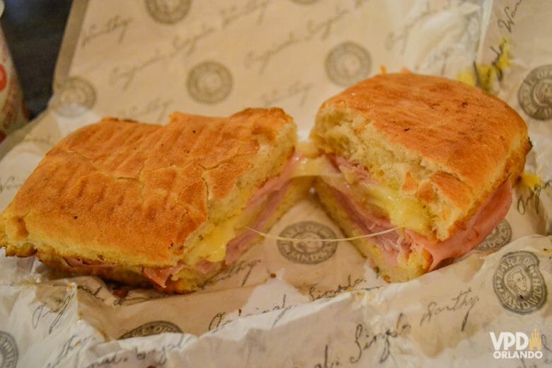 Presunto fininho, como a gente gosta! O Earl é um dos nossos restaurantes preferidos! Foto do sanduíche no Earl of Sandwich, cortado ao meio mostrando o queijo derretido e o presunto 