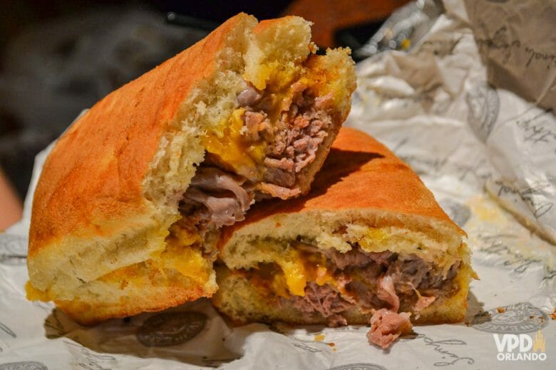 O The Original, feito com Roastbeef (ou rosbife, né gente?) também é muito bom! Foto do sanduíche no Earl of Sandwich, cortado ao meio e recheado com rosbife e queijo 