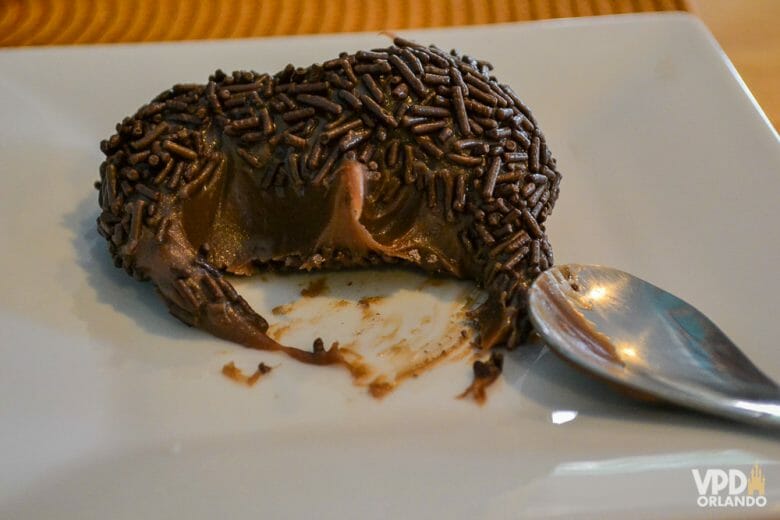 Sobrando espaço, experimente esse brigadeiro delicioso! Foto do prato do Ana's Kitchen, com um brigadeiro e uma colher ao lado 