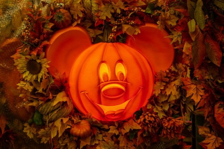 Foto da decoração de Halloween da festa do Magic Kingdom, uma abóbora em formato de Mickey iluminada por dentro. 