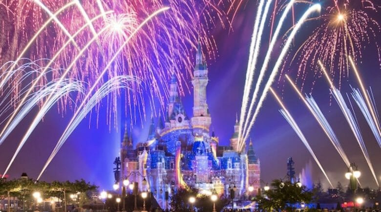Imagem do show de fogos da Disneyland de Shangai acontecendo, com o castelo no centro. 