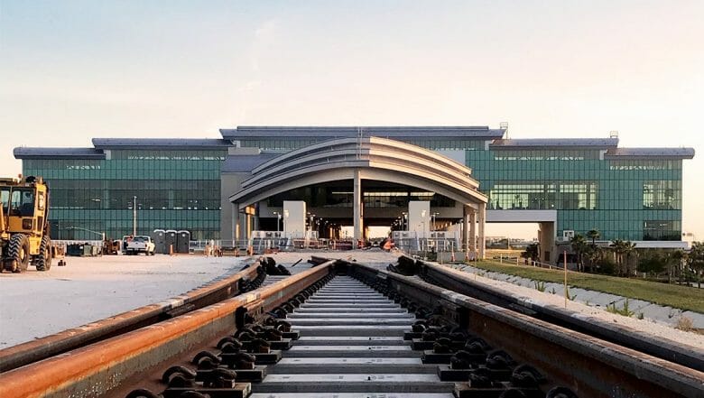 A imagem mostra os trilhos que foram instalados para a linha do trem que irá de Miami a Orlando, em frente ao aeroporto de Orlando.  
