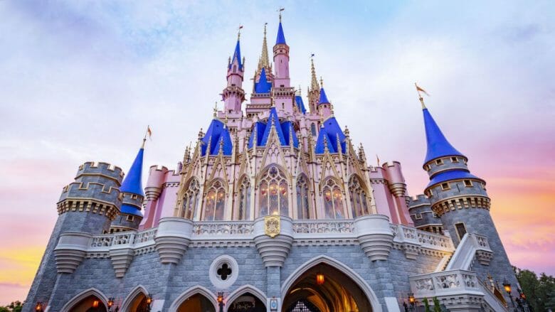 Foto divulgada pela Disney do castelo da Cinderela do Magic Kingdom após a reforma, com as torres pintadas em um azul mais vibrante e novos detalhes em dourado. 