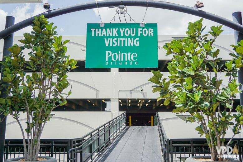 Eita estacionamento chatinho! Foto da entrada do estacionamento de Pointe Orlando, com uma placa que diz "Thank you for visiting Pointe" 