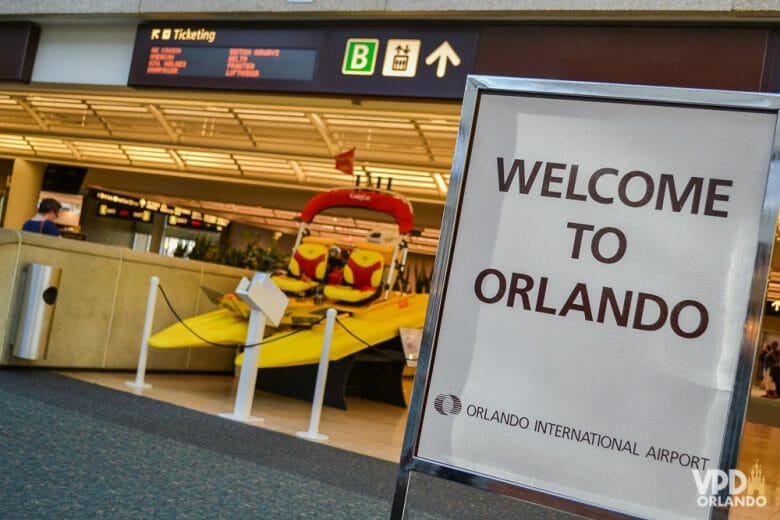 A felicidade em ver essa plaquinha no aeroporto não tem preço! Foto de uma placa no aeroporto de Orlando, onde está escrito "Welcome to Orlando" 