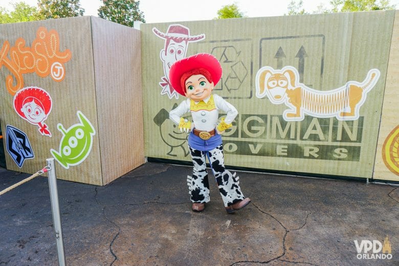 Encontros com personagens, fogos e paradas também não estão acontecendo desde a reabertura dos parques. Foto da personagem Jesse, de Toy Story, posando para fotos no ponto de encontro com visitantes. 