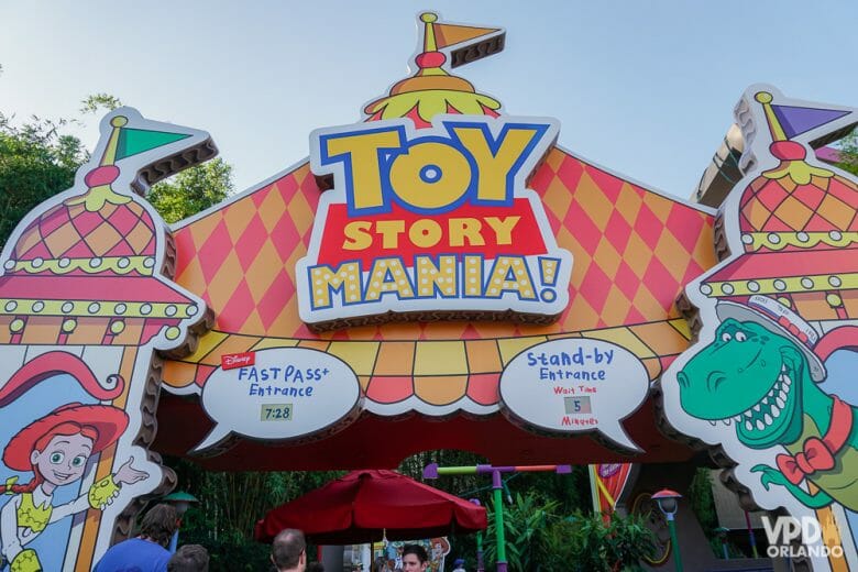 Entrada da atração Toy Story Mania, no Hollywood Studios, mostrando a fila de Fastpass+ e a fila normal. O Fastpass+ e as Extra Magic Hours estão suspensos por causa da pandemia. 