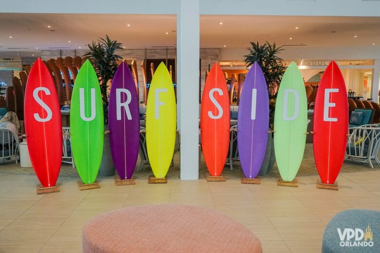 Foto das pranchas de surf coloridas formando o nome do hotel, o Endless Summer - Surfside Inn. Apenas dois hotéis da Universal seguem fechados durante a pandemia.