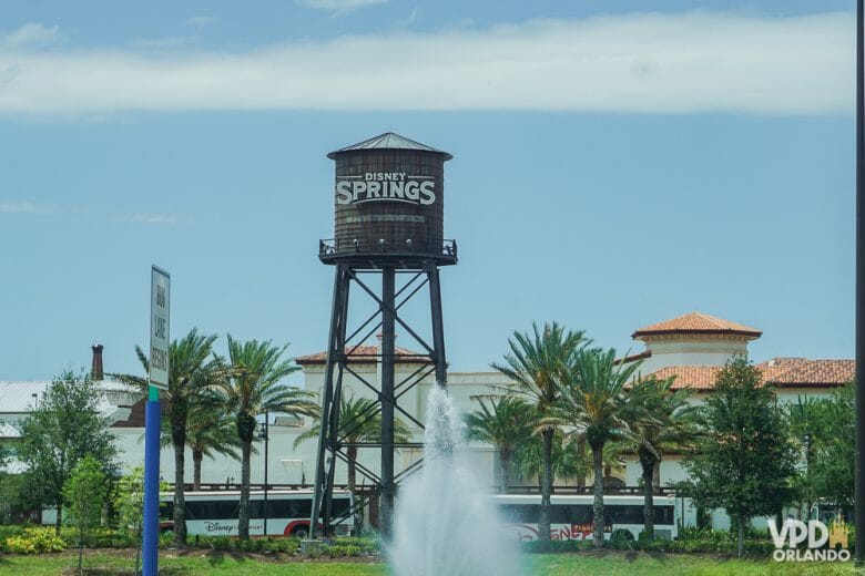 Caixa d'água com a logo de Disney Springs, que teve sua reabertura pós-pandemia antes dos parques.