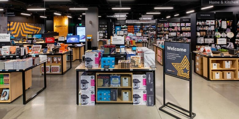 Foto da nova loja da Amazon no Mall at Millenia, em Orlando, mostrando as prateleiras com produtos diversos, entre eles eletrodomésticos e livros. 