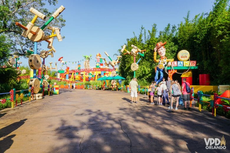 Foto da Toy Story Land no Hollywood Studios com poucas pessoas, tirada logo cedo, quando os parques ainda não encheram.  Um dos erros mais comuns nas viagens é não chegar cedo e aproveitar isso! 