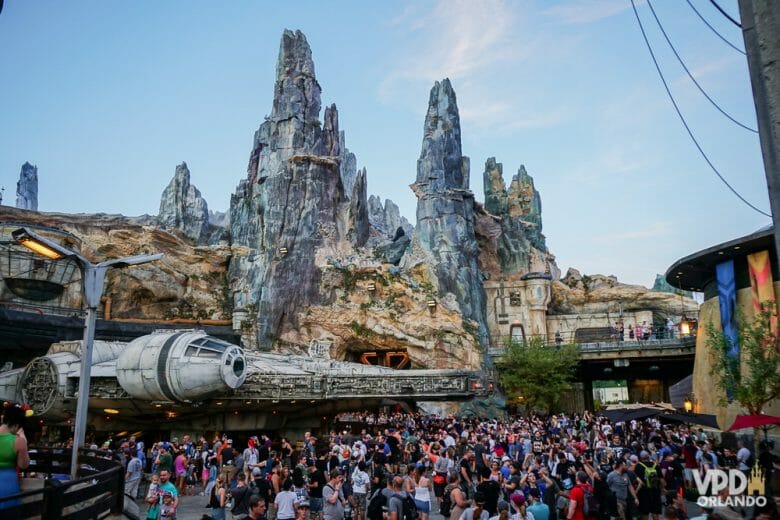 Foto da Star Wars Galaxy's Edge no Hollywood Studios, em um dia de muita lotação. Os visitantes estão ao redor da Millenium Falcon. Um dos erros mais comuns na viagem é não alinhar as expectativas quanto à lotação.
