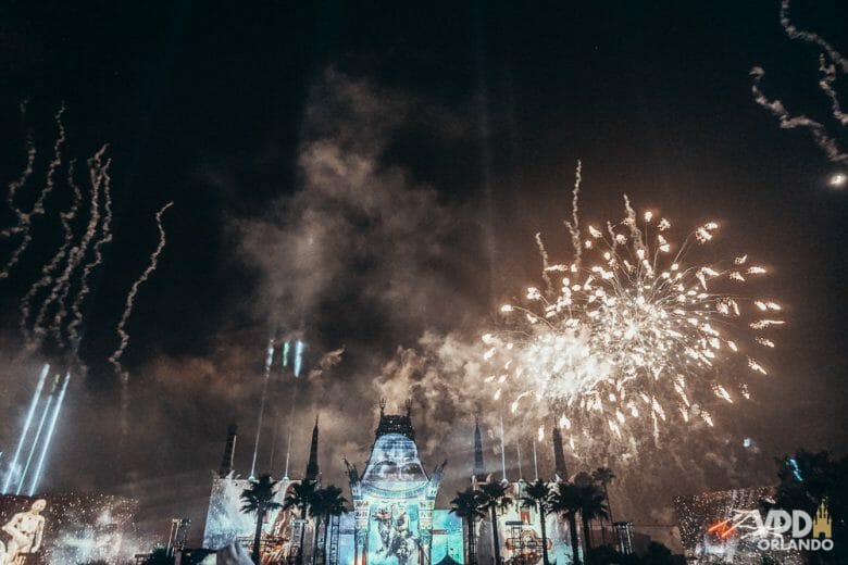 Foto do show de fogos do Hollywood Studios, com o Teatro Chinês iluminado e com projeções de Star Wars.  Um dos erros que as pessoas cometem na viagem é filmar os shows ao invés de assistir de fato! 