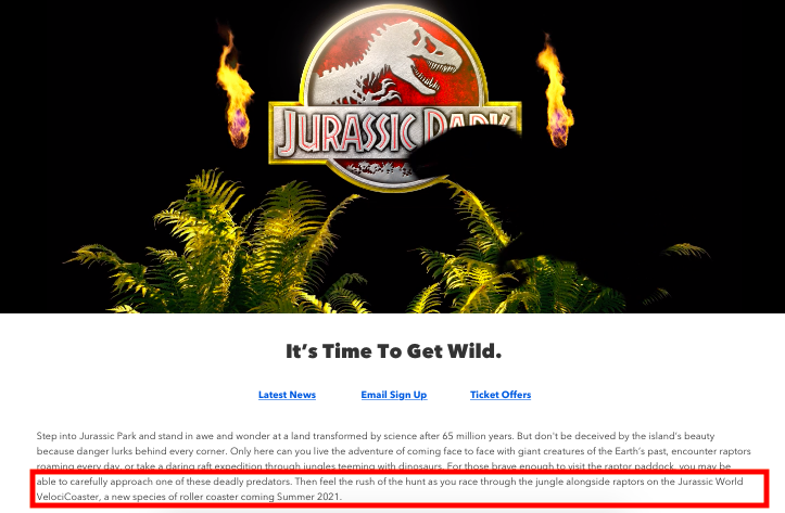 Print da página do site da Universal, que logo foi tirada do ar, com a logo de Jurassic Park e a sombra de um velociraptor passando sobre folhagens, indicando que esse dinossauro será tema da nova montanha-russa da Universal. 
