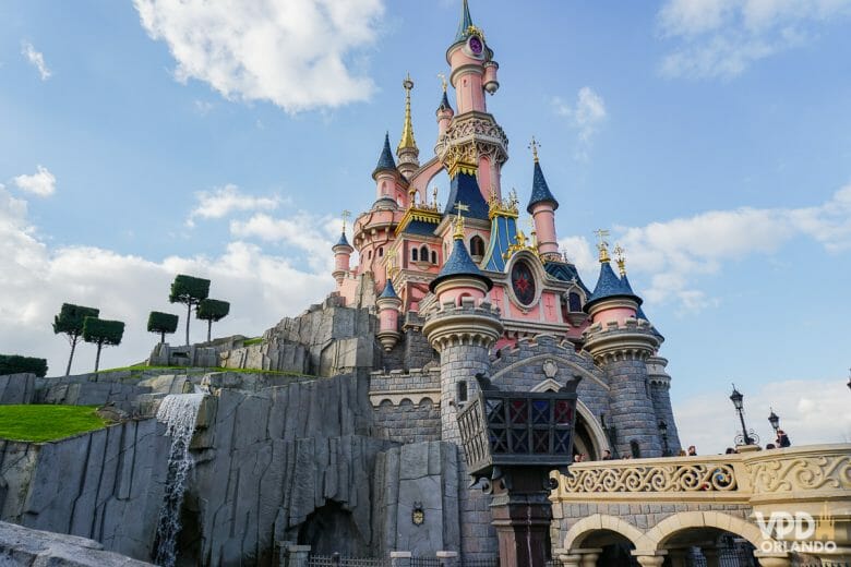 Imagem do castelo da Bela Adormecida, na Disneyland Paris.