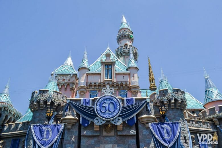 Castelo da Bela Adormecida na Disneyland Califórnia, decorado para a comemoração dos 60 anos que aconteceu em 2015. Esta é a melhor referência de dureação da celebração que temos para imaginar como será os 50 anos do Walt Disney World em 2021.