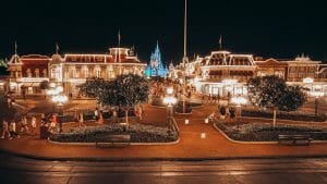 Foto do Magic Kingdom durante à noite, perto do fechamento. Algumas pessoas andam pela Main Street, mas o parque está bem vazio.