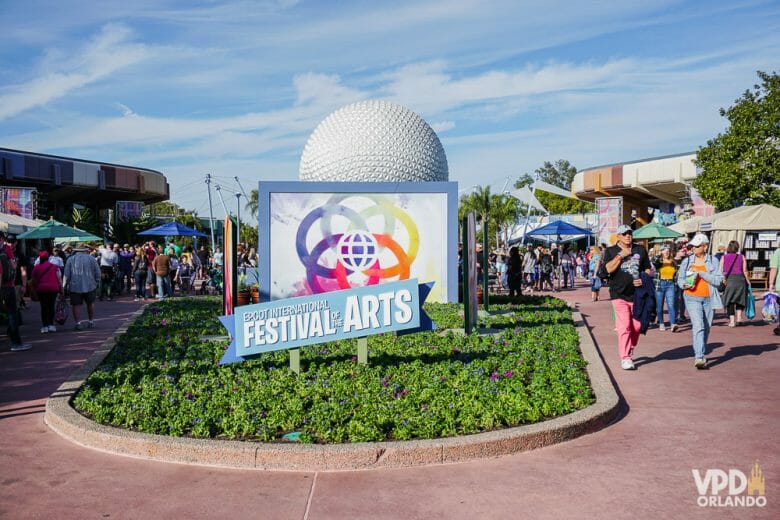 Imagem do parque Epcot durante o Festival of the Arts, um dos festivais oferecidos por este parque. A dica é evitar o Epcot nos finais de semana sempre que tiver algum festival.