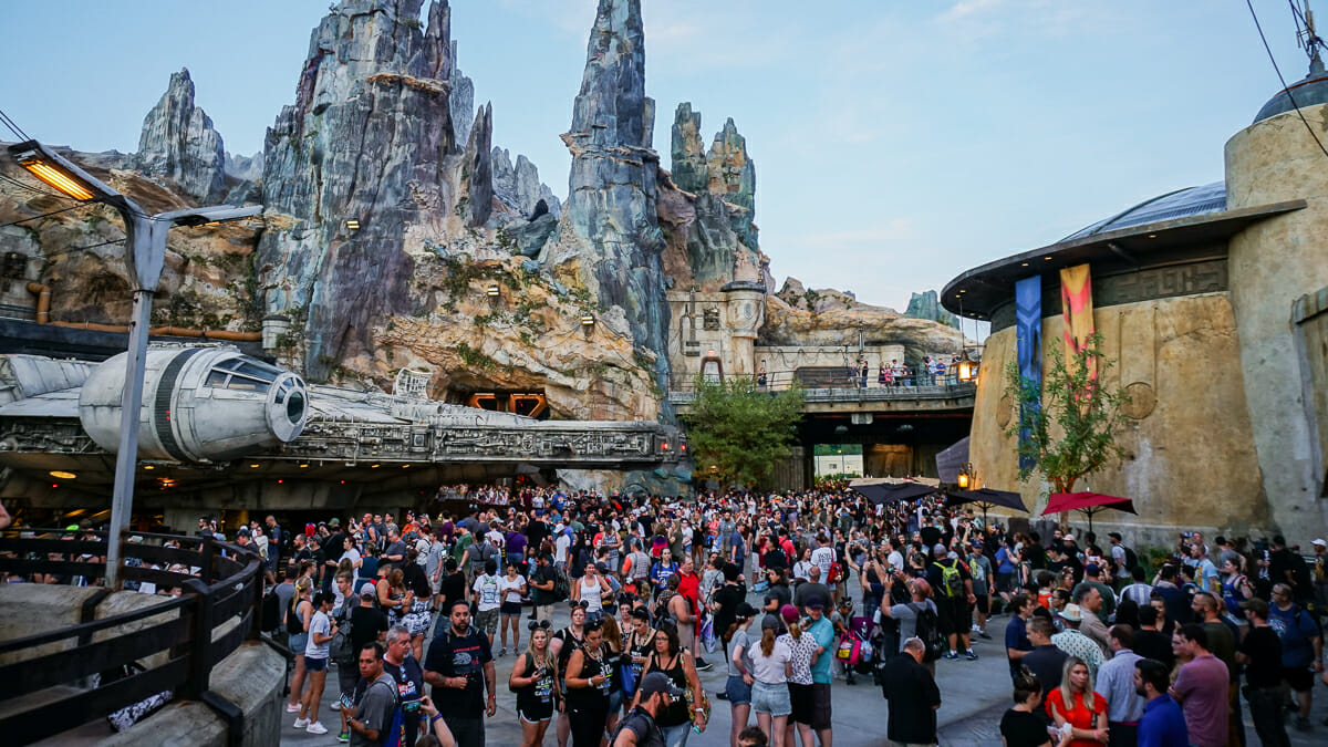 Área de Star Wars no Hollywood Studios com uma multidão de pessoas em frente à Millennium Falcon