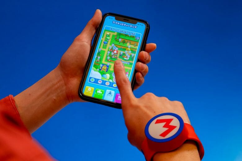 Imagem de uma pessoa usando a pulseira interativa de Super Nintendo World