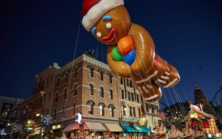 A Universal ainda não divulgou o que vai rolar nessa celebração! Foto de uma parada com balão em formato de Gingerbread Man, que faz parte das comemorações de Natal da Universal.