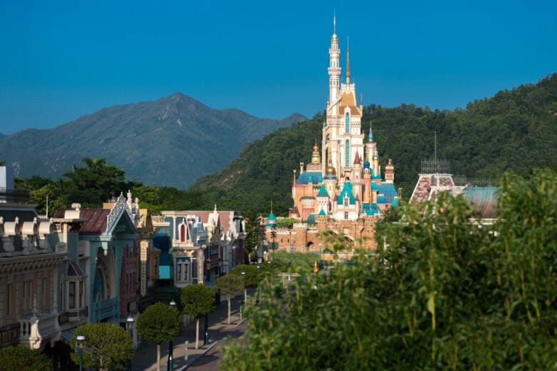 O novo castelo da Disneyland de Hong Kong, inaugurado recentemente, com detalhes em azul e dourado