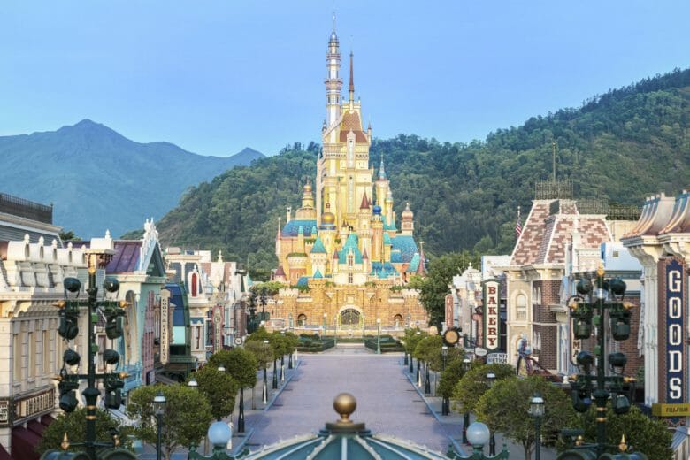 Novo castelo da Disneyland Hong Kong, em tons amarelos e alaranjados, com torres em diferentes estilos.