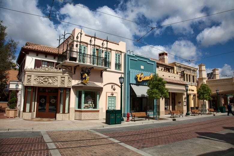 Foto da área da entrada do parque Disney California Adventure, a Buena Vista Street