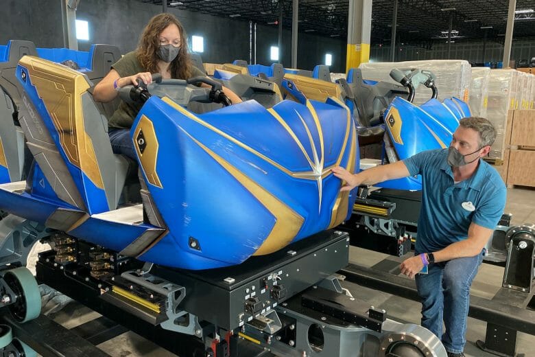 Prévia de como serão os carrinhos, pintados de azul e dourado, da montanha russa de Guardiões da Galáxia  