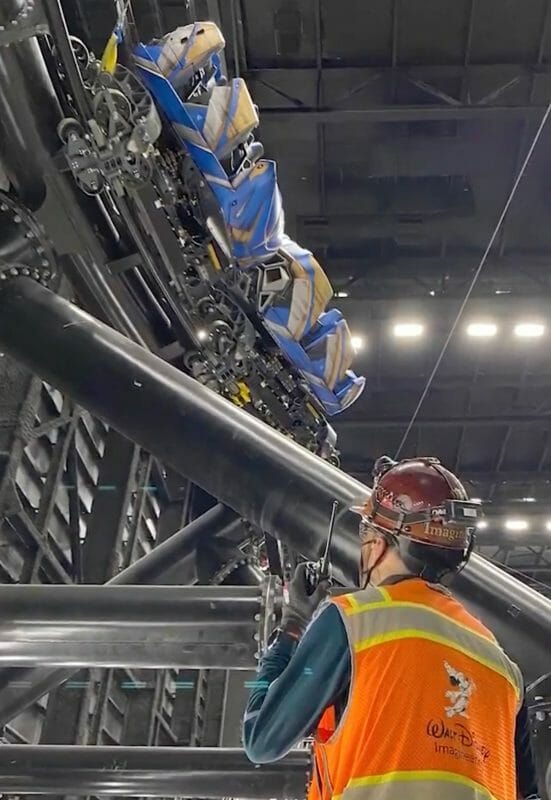 A montanha-russa de Guardiões da Galáxia, com um dos carrinhos no trilho.