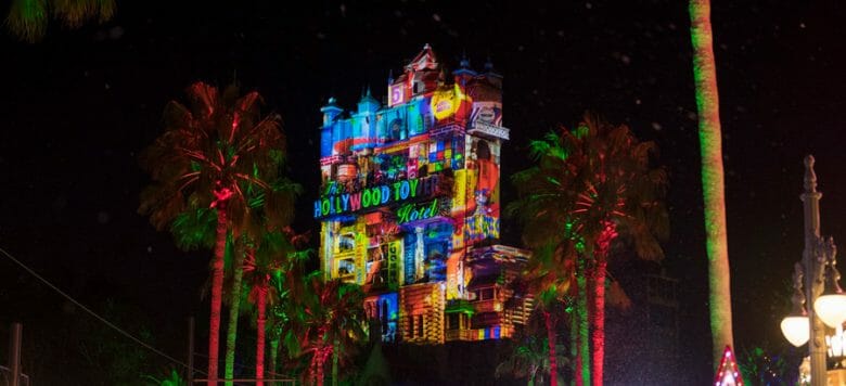 Projeções temáticas de Natal na Tower of Terror. Foto: Disney