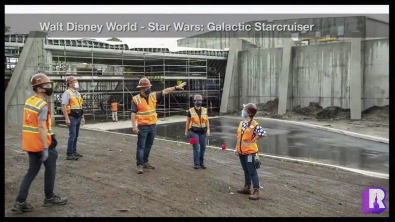 Imagem da construção do novo hotel de Star Wars, com cast members com roupas de segurança mostrando o andamento da obra.