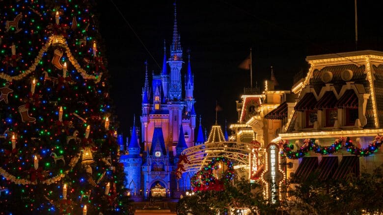 Imagem do Magic Kingdom enfeitado e iluminado para o Natal