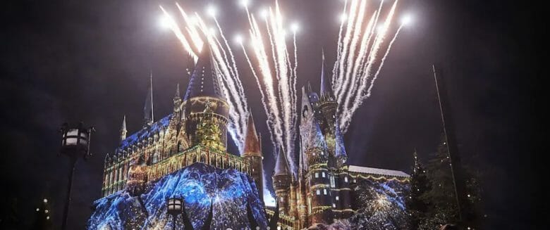 Show de Natal de Harry Potter, no Islands of Adventure, com projeções no castelo de Hogwarts e fogos