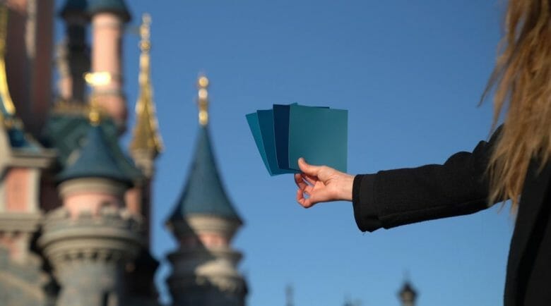 As cores das novas torres do castelo Foto de uma arquiteta segurando as amostras de cores para as torres do castelo