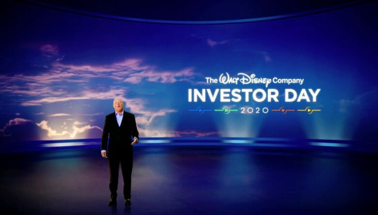 Bob Chapek no palco fazendo os anúncios de Disney+ no Investor Day 2020 da Walt Disney Company 