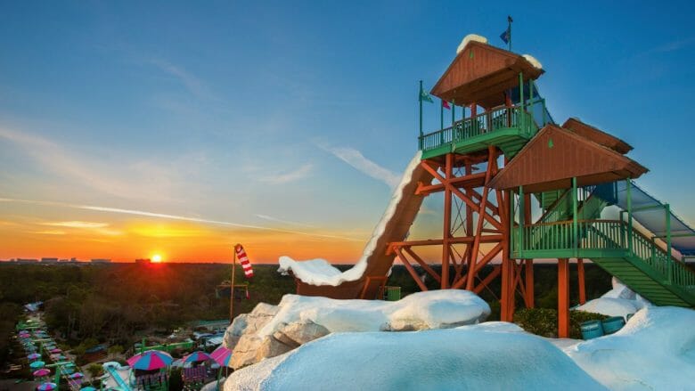 Foto do Blizzard Beach, com a estação de esqui e a neve falsa em primeiro plano