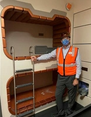 Imagem: Instagram @jeffvahle Jeff Vahle ao lado do beliche com duas camas que fazem parte de um dos tipos de cabine disponíveis a bordo da nave no novo hotel de Star Wars