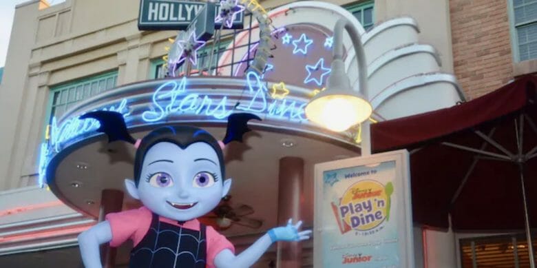 A Vampirina está presente no café do Disney Junior. Foto: Disney Foto da Vampirina em frente ao restaurante do café do Disney Junior. Foto: Disney