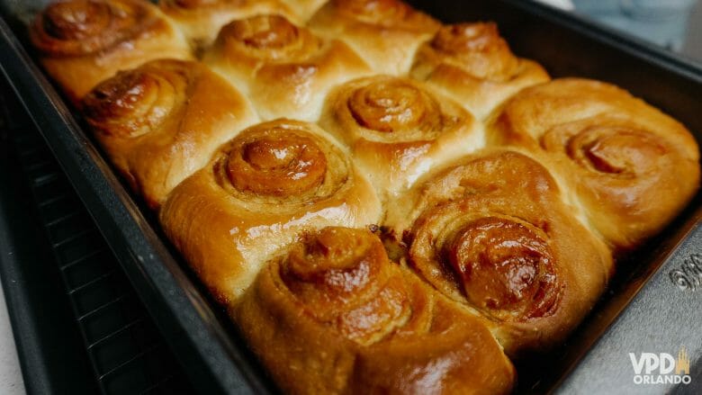 Imagem de 12 cinnamon rolls já assados.