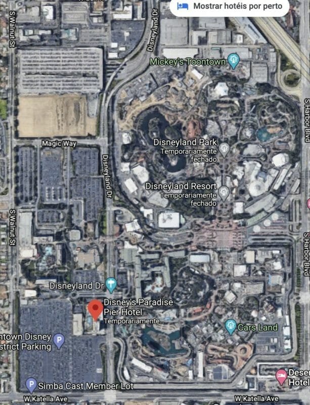 Imagem de satélite do complexo da Disneyland, a expansão vai usar o espaço dos estacionamentos à esquerda.