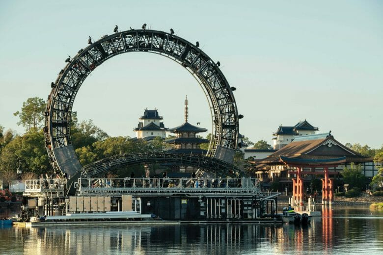 Uma das plataformas do Harmonious sendo instalada no lago do Epcot. O show continua em construção.