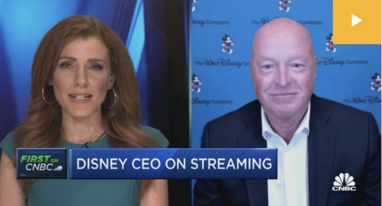 CEO da Disney, Bob Chapek, na tela da TV durante uma entrevista à CNBC